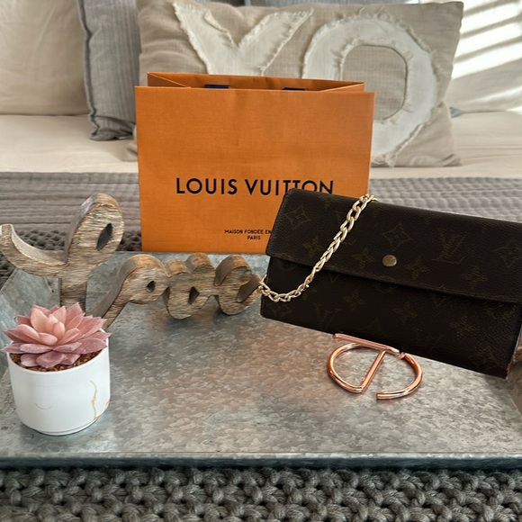 LV Sarah Long Wallet on Chain - Picture 1 of 15